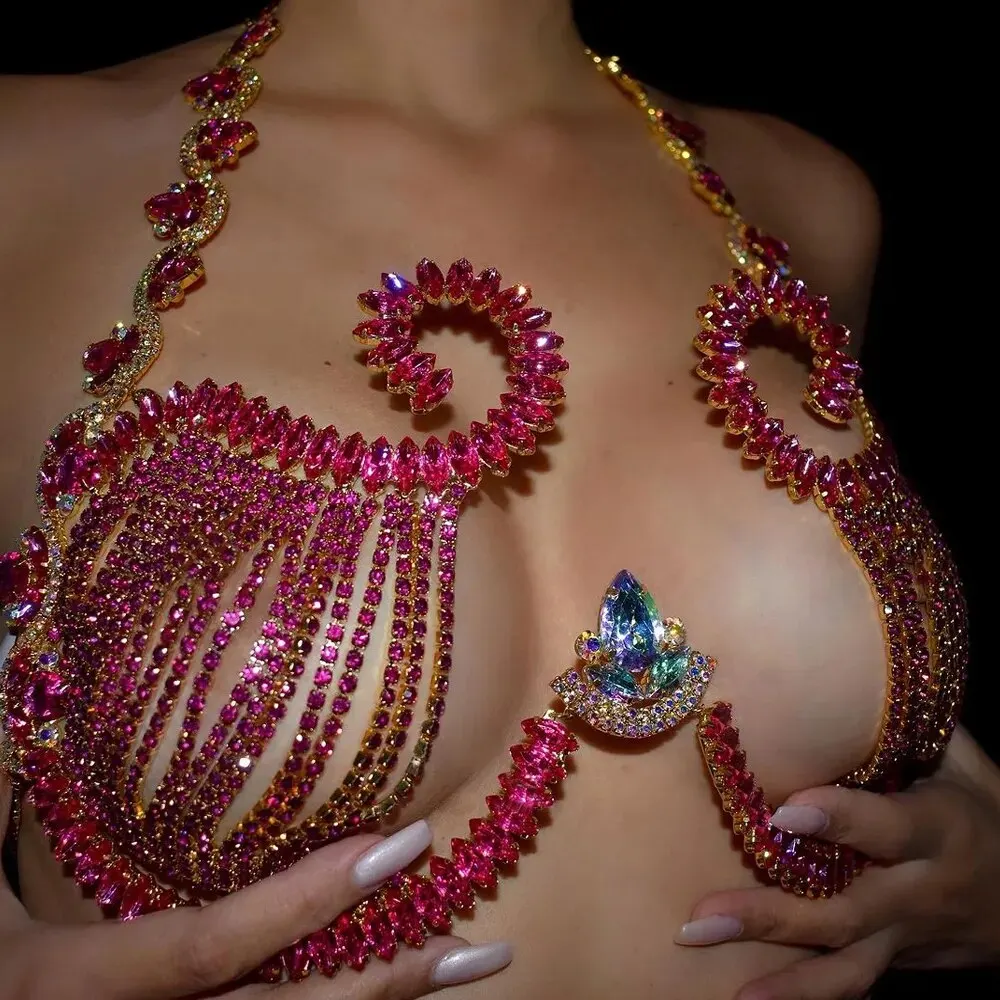 Body Jewelry Bra - ที่ยึดหน้าอกคริสตัลสีชมพูสำหรับผู้หญิงอุปกรณ์เสริมเสื้อสุดเซ็กซี่สำหรับไนท์คลับบิกินี่ชุดชั้นในแบบโซ่ประดับพลอยเทียม